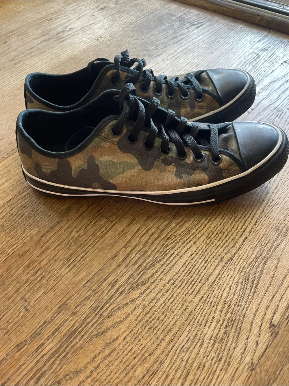 Converse Chuck Taylor’s Low-Top Sneakers Camouflage and Black Toe. Men 9/ W 11